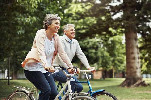 due anziani in bici nel parco - All'Alzheimer non piace il movimento