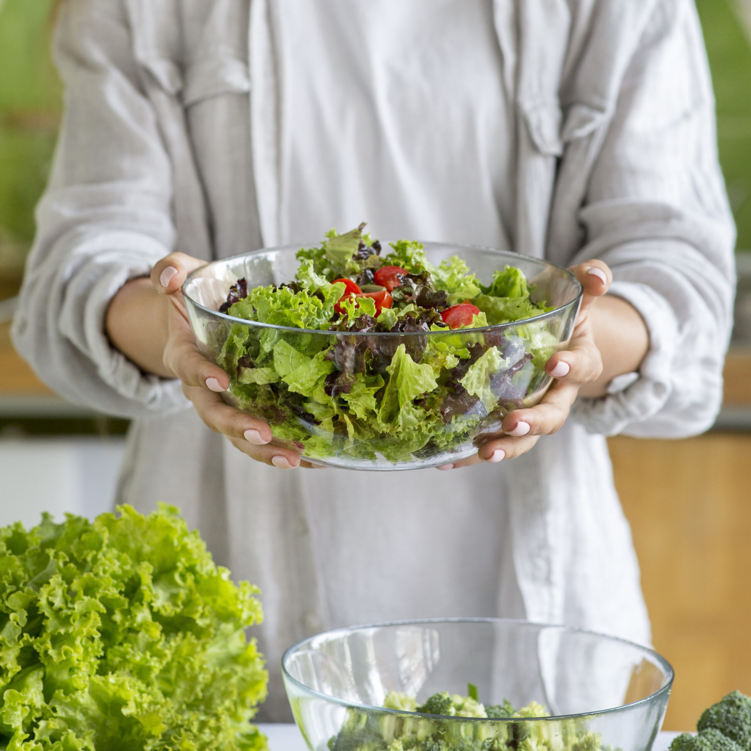 Donna che regge una insalata. L'alimentazione sana aiuta a prevenire l'Alzheimer